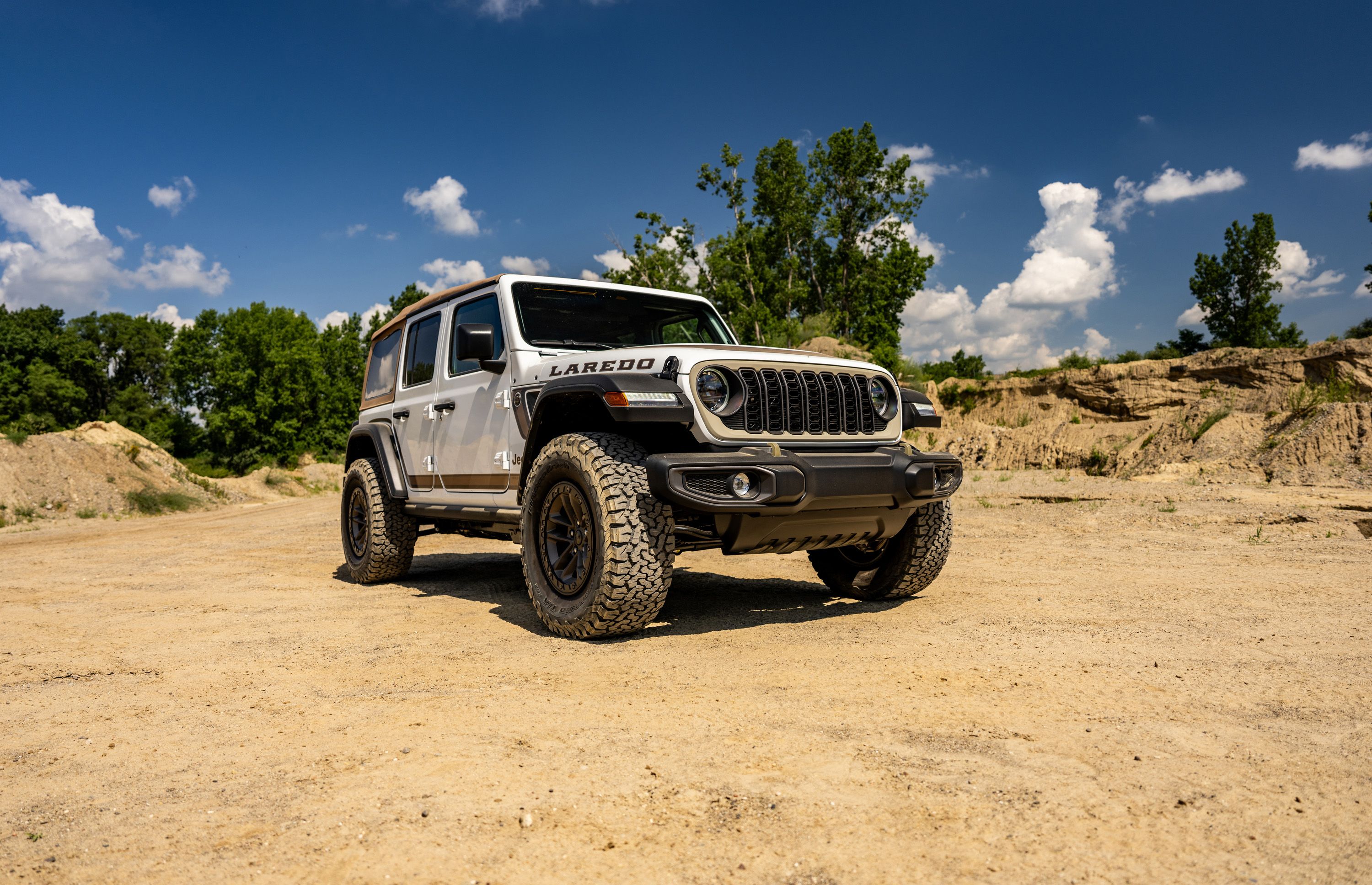 Can you tell me about the exterior design of the 2027 Jeep Wrangler Laredo?