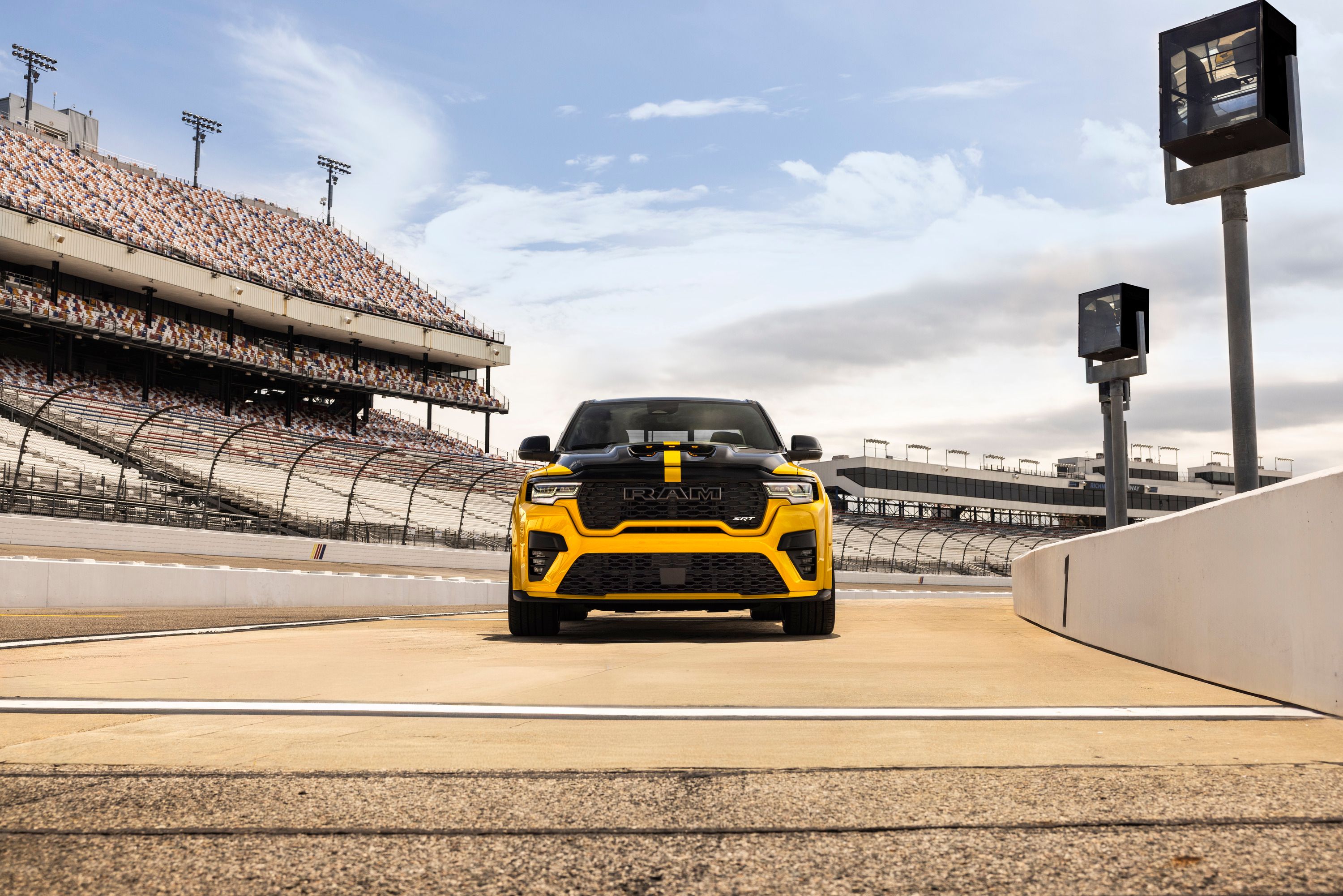 What engines come with the 2027 Ram Rumble Bee?