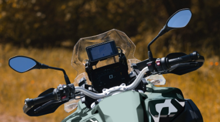Does the GS Adventure Come with a Display Screen?
