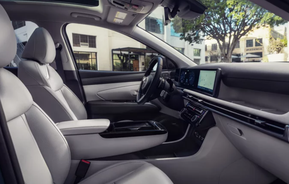 What does the Tucson SEL have for other available accessories?