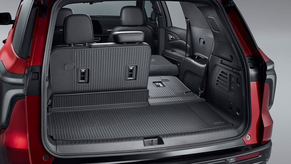 What Does the Floor Liner Package Add to the 2027 Chevy Traverse LT?