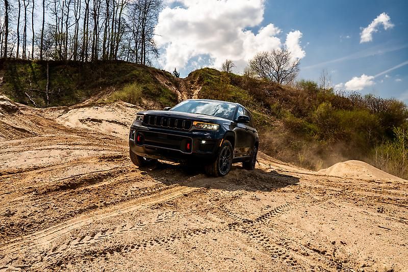 Does the 2027 Jeep Grand Cherokee Offer a V6 Engine?
