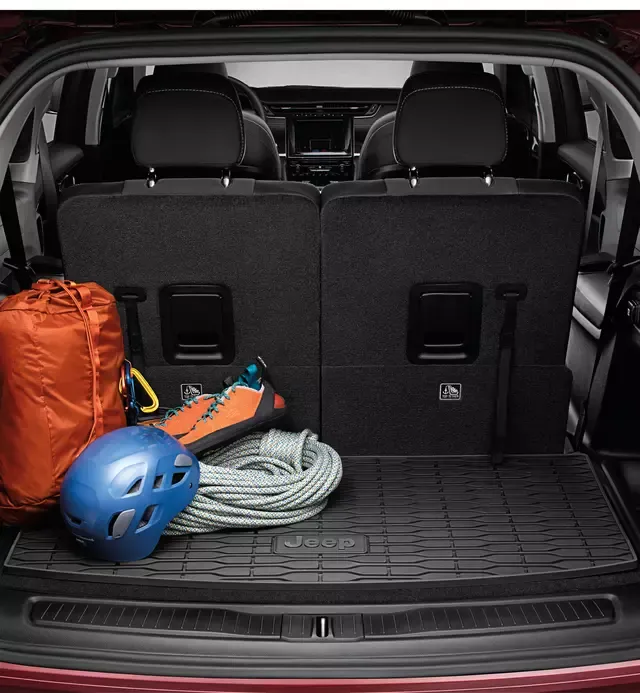 What Interior Accessories Does the Jeep Grand Cherokee Offer?