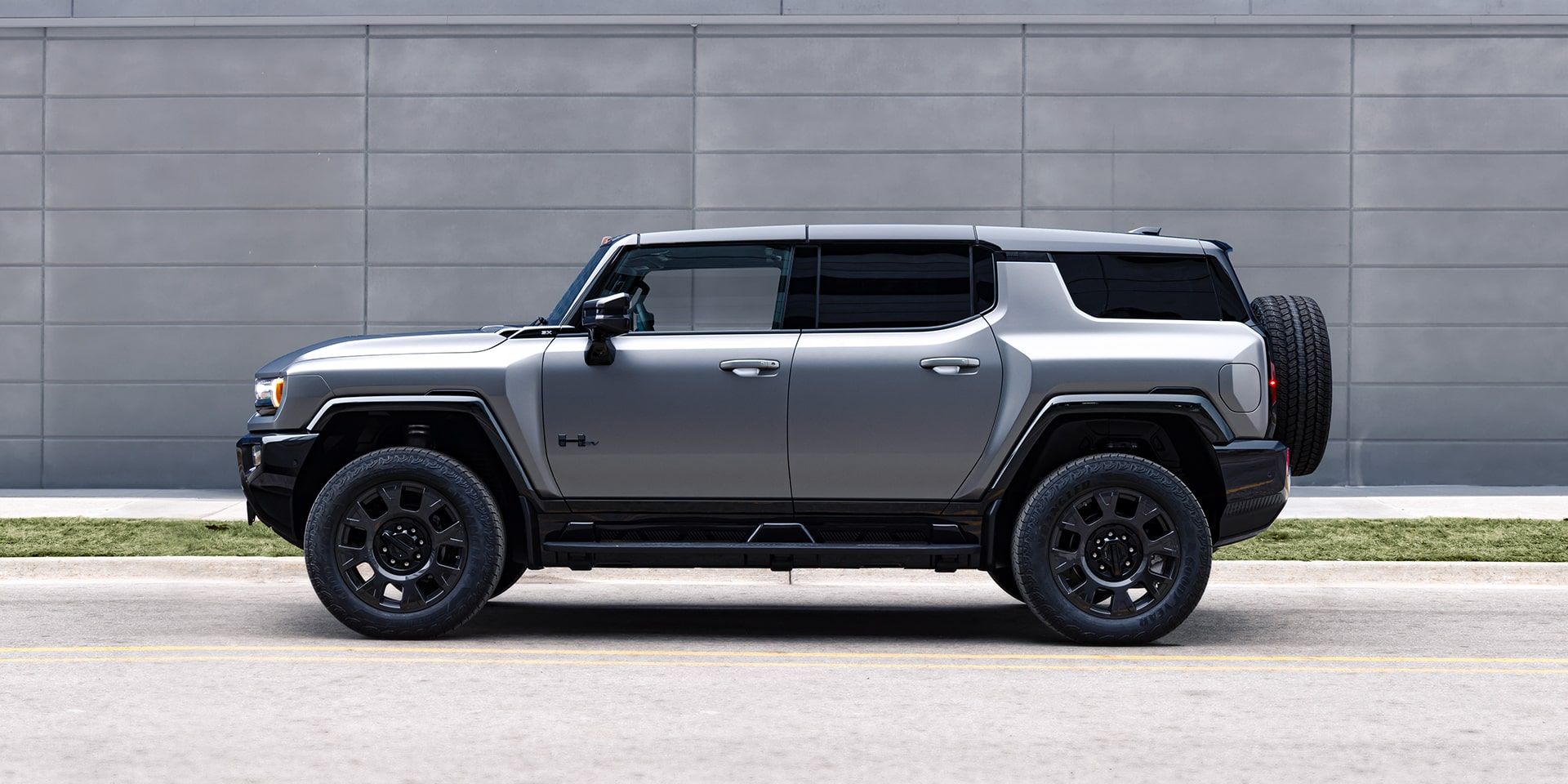 What Comes with the 2026 Hummer EV Carbon Fiber Edition?
